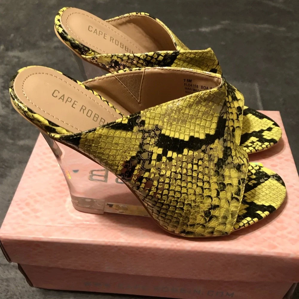 *Cape Robbin Boa Babe Lime Wedge Heels - Size 7.5 - Picture 3 of 8